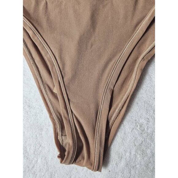 Skims hi cut panty Nwt - Picture 5 of 9
